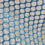 Zbliżenie na strukturę materiału niebiesko-białej siatki technicznej stosowanej w produkcji profesjonalnych worków pralniczych marki RTP Radom.